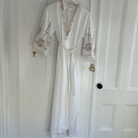 Vintage Miss Dior New with Tags Embroidered White Wrap Robe Small - Picture 1 of 15